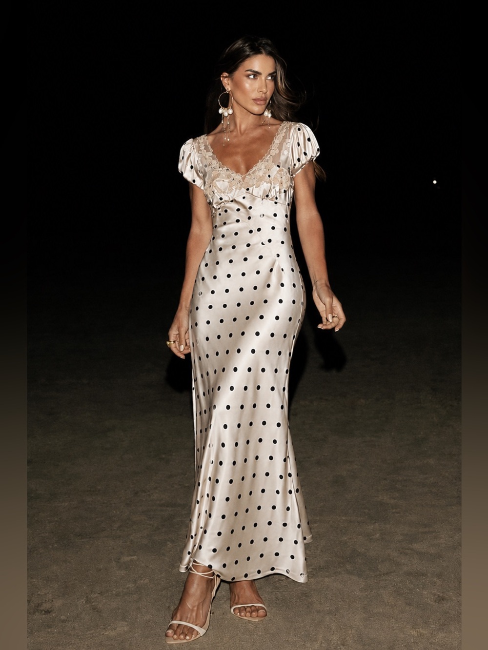 VIRAL NEW CAMILA COELHO POLKA DOT BUTTERFLY DRESS  M
🚨NO DISCOUNT ON THIS DRESS